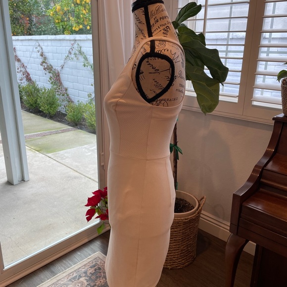 White Sleeveless Dress - Picture 4 of 8